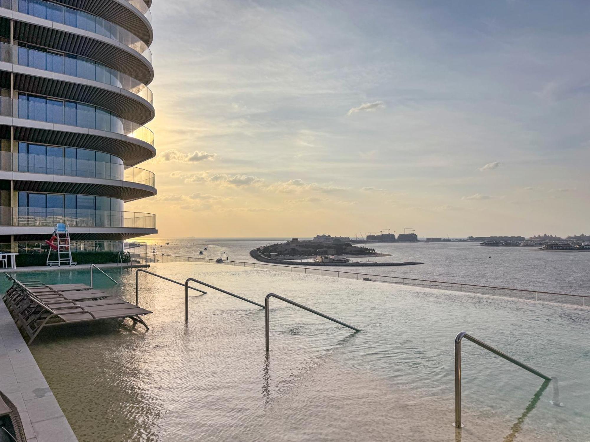 Coastal Elegance 1-bedroom In Grand Bleu Apartment Dubai